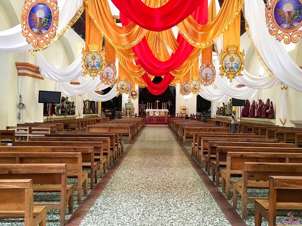 GU Atitlan Iglesia Santiago Interior