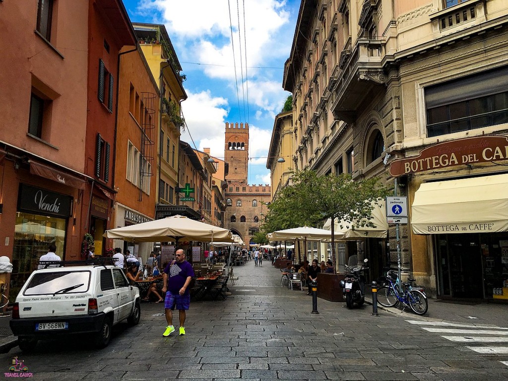 IT Bologna Alley to Piazza